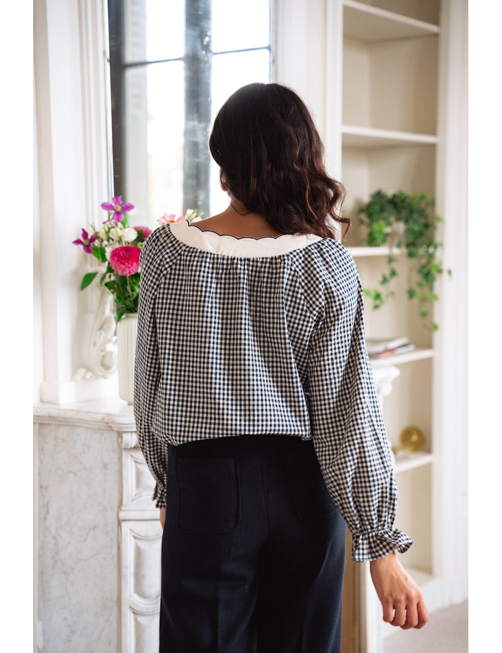 Blouse Orphée - Blouse carreaux marine manches longues encolure carrée festonnée - Douze Juin